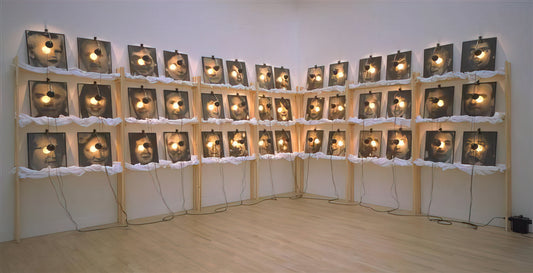 Christian Boltanski Kunstwerke: Eine tiefgründige Analyse seiner bewegendsten Werke